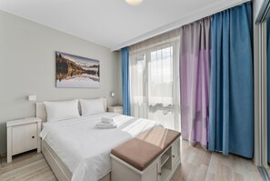 Een strijkplank/strijkijzer, wifi, beddengoed
