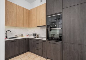 Frigorifero, microonde, forno, piano cottura