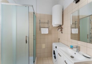 Een douche, een haardroger, handdoeken