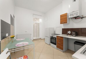 Frigorifero, microonde, forno, piano cottura