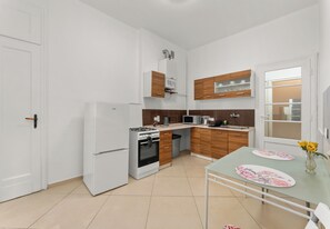 Fridge, microwave, oven, stovetop - Kraków Główny Downtown Apartment (Kraków)