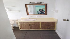 Een douche, handdoeken