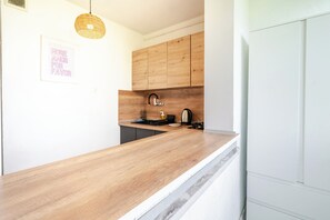 Kühlschrank, Herdplatte, Toaster