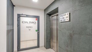 Un ascenseur moderne avec un panneau indiquant les étages et les directions.