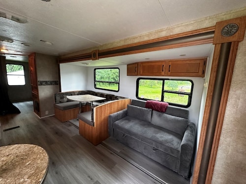 Newly Renovated Trailer, Sleep 8 Minutes to Beach & Amenities