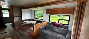 Newly Renovated Trailer, Sleep 8 Minutes to Beach & Amenities