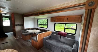 Newly Renovated Trailer, Sleep 8 Minutes to Beach & Amenities