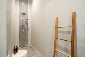 Familie villa, 3 slaapkamers, privézwembad | Badkamer | Badjassen, pantoffels, een bidet