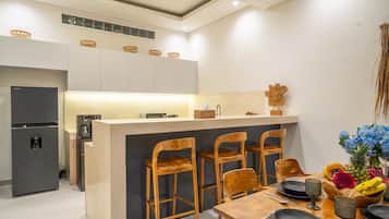 Villa familiar, 3 habitaciones, piscina privada | Restauración