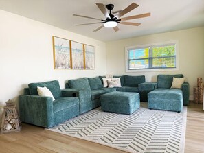 Living area - Coastal Chic – Walk to Beach + Pool (Englewood)