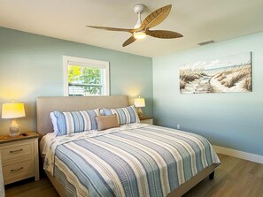 Room - Coastal Chic – Walk to Beach + Pool (Englewood)