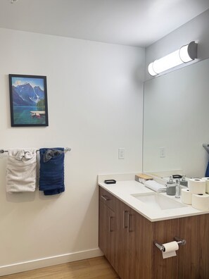 Shower, hair dryer, towels, soap -     Modern Studio Suite Near Rogers Place & ICE District (Edmonton)