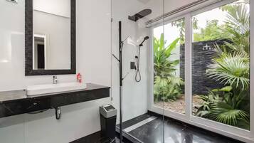 Villa de lujo, vista al jardín | Baño
