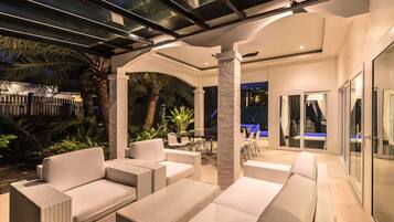 Vila superluxo, vista para o jardim | Terraço/pátio