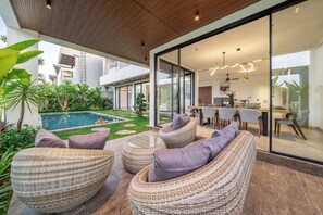 Vila Eksekutif, pemandangan kolam renang | Tempat makan outdoor