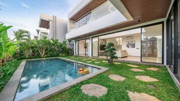 Executive villa, uitzicht op zwembad | Zwembad | Een buitenzwembad