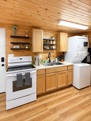 Fridge, microwave, oven, stovetop - The Cozy Corner (De Soto)