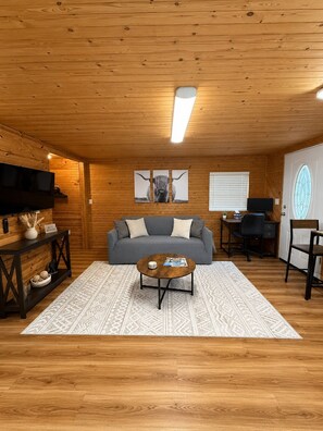 Smart TV, computer monitors - The Cozy Corner (De Soto)
