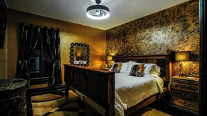 A bedroom with a bed, bedside table, lamp, mirror, and curtains. - Fun Getaway?Georgetown Speakeasy/private bar(BYOB)hot tub/pool table/Bourbon Trl (Georgetown)