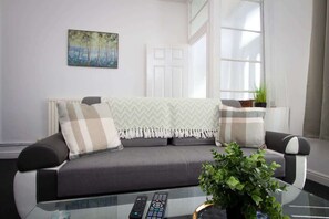 TV - Spacious 2BR in Chadderton Near Manchester (Oldham)