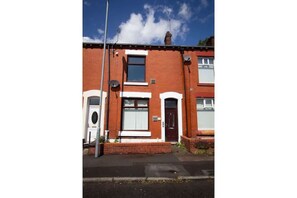 Exterior - Spacious 2BR in Chadderton Near Manchester (Oldham)