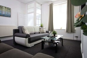 TV - Spacious 2BR in Chadderton Near Manchester (Oldham)