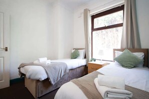 Iron/ironing board, free WiFi, bed sheets - Spacious 2BR in Chadderton Near Manchester (Oldham)