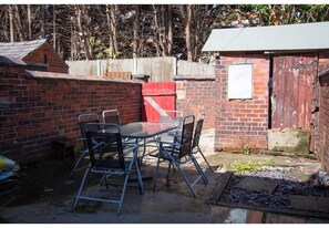 Outdoor dining - Spacious 2BR in Chadderton Near Manchester (Oldham)