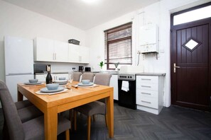 Dining - Spacious 2BR in Chadderton Near Manchester (Oldham)