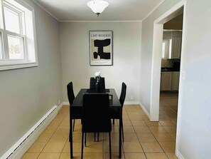 Dining - The Downtown Queen House GFW (Grand Falls-Windsor)