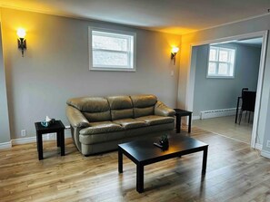 Living area - The Downtown Queen House GFW (Grand Falls-Windsor)