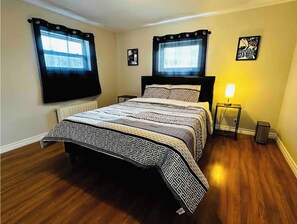 4 bedrooms, iron/ironing board, WiFi, bed sheets - The Downtown Queen House GFW (Grand Falls-Windsor)