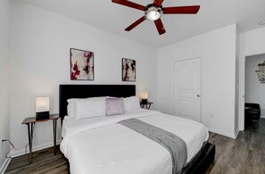 2 habitaciones, tabla de planchar con plancha, wifi y ropa de cama 