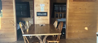 Timeless Nostalgic Resort Cabin Steps from the water and campfire nights!
