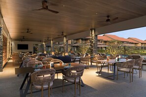 Outdoor dining - Hilton Hyderabad Genome Valley Resort and Spa (Hyderabad)