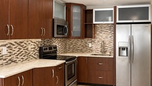 Private kitchen - beach front bliss: 2Br apartment in peaceful Quincy near Backbay (Quincy)