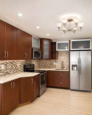 Private kitchen - beach front bliss: 2Br apartment in peaceful Quincy near Backbay (Quincy)