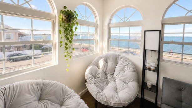 Living area - beach front bliss: 2Br apartment in peaceful Quincy near Backbay (Quincy)
