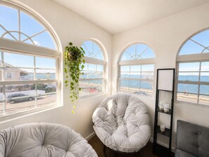 Living area - beach front bliss: 2Br apartment in peaceful Quincy near Backbay (Quincy)