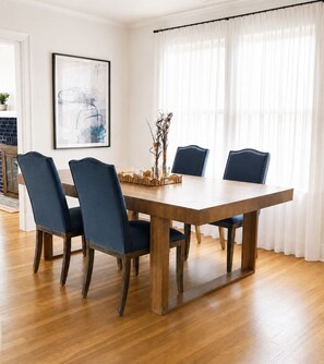 Dining - beach front bliss: 2Br apartment in peaceful Quincy near Backbay (Quincy)