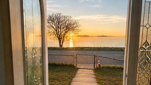 Interior - beach front bliss: 2Br apartment in peaceful Quincy near Backbay (Quincy)