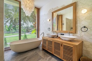 Signatur-villa - udsigt til pool | Badeværelse | Badekåber, hjemmesko, bidet