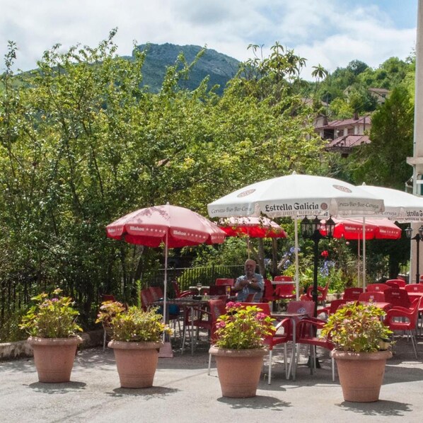 Outdoor dining - Hotel Alto de las Estazadas (Cabrales)