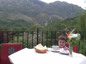 Outdoor dining - Hotel Alto de las Estazadas (Cabrales)