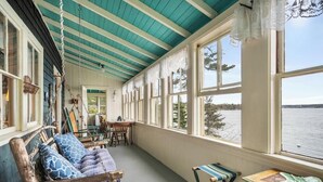 Interior - Charming 4BR, 2BA Southport retreat for up to 8 guests. (Southport)