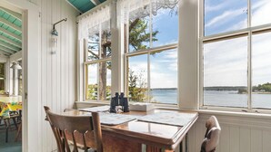 Dining - Charming 4BR, 2BA Southport retreat for up to 8 guests. (Southport)