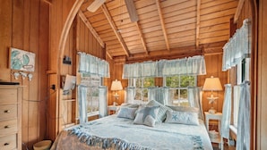 Room - Charming 4BR, 2BA Southport retreat for up to 8 guests. (Southport)