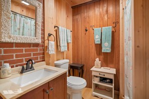 Towels - Pinecroft: Spacious Southport Getaway with Association Dock Access, Patio & Mooring Available (Southport)