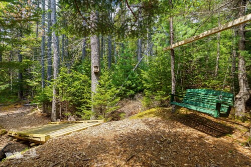 Waterfront 3BR East Boothbay retreat with ocean views, deck, WiFi.