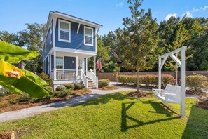 Property grounds - Curt’s Cottage | Coastal Oak Park Stay (Ocean Springs)